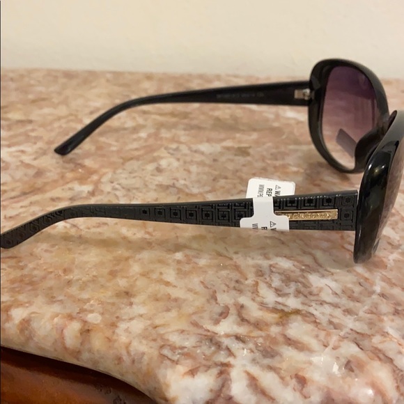 NWT - Liz Claiborne women’s sunglasses. - Picture 2 of 4